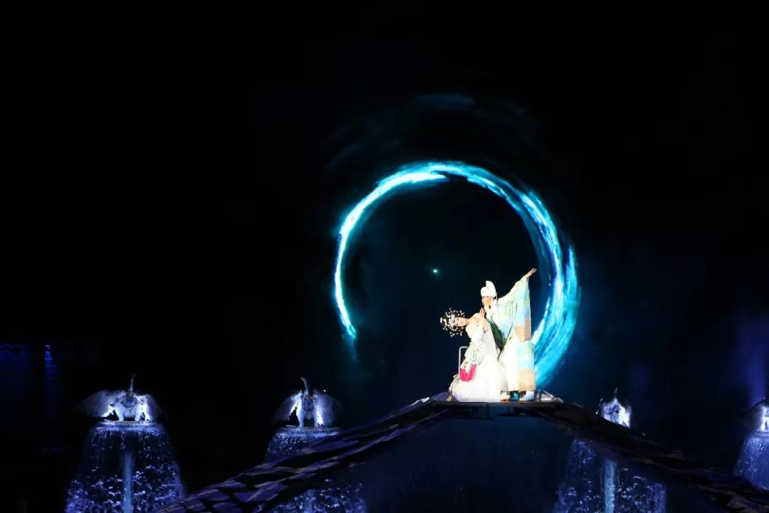 2020版《長(zhǎng)恨歌》首演 致敬抗疫英雄(圖1) 2020版《長(zhǎng)恨歌》首演 致敬抗疫英雄(圖1)